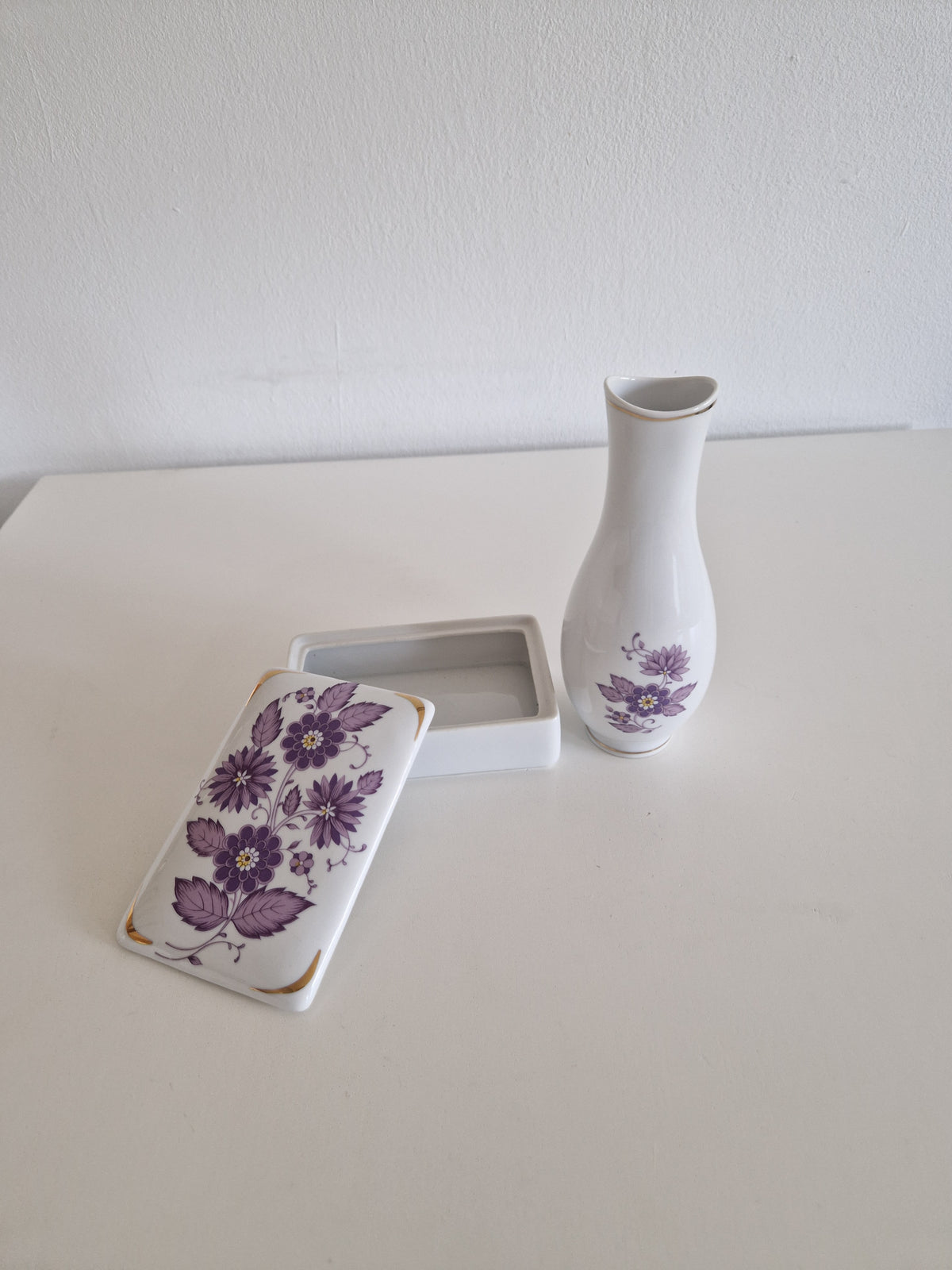 Discover Elegance with the Hollóháza Porcelain Vase Set: A Floral & Gold Masterpiece
