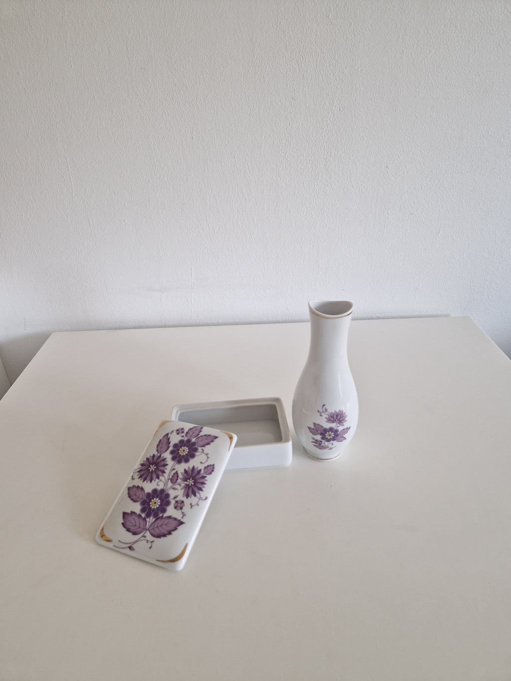 Discover Elegance with the Hollóháza Porcelain Vase Set: A Floral & Gold Masterpiece