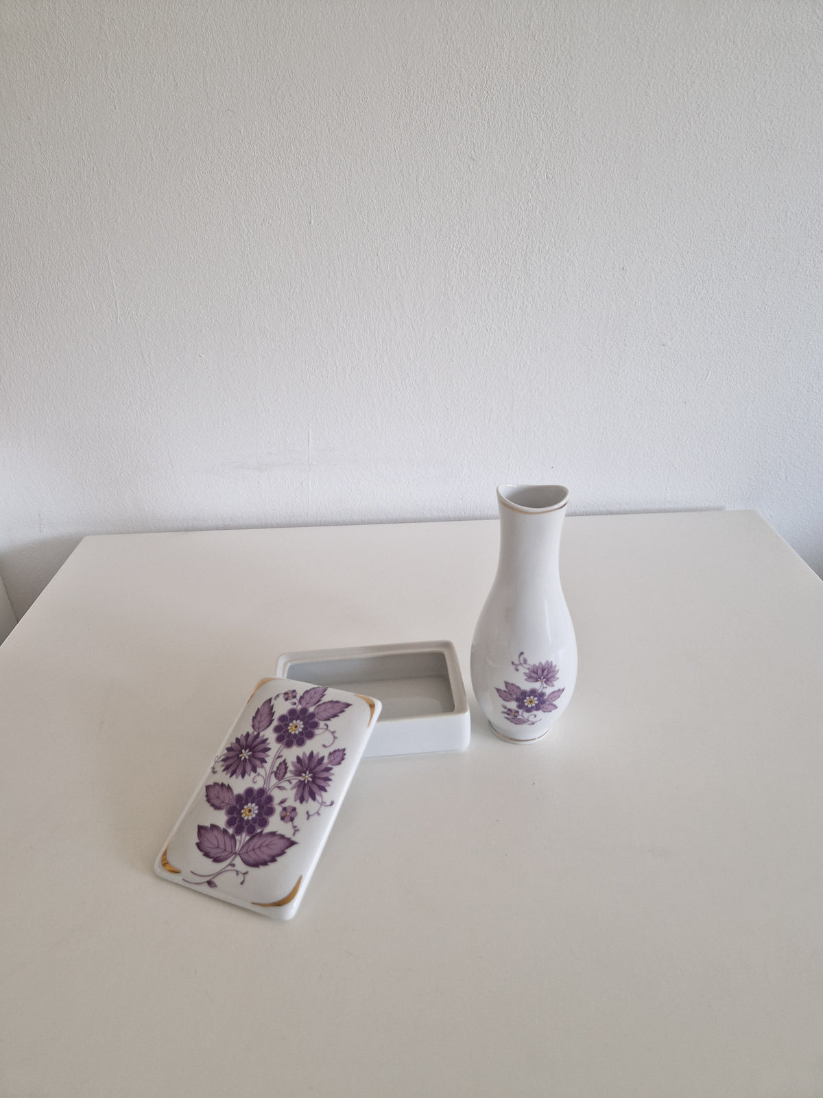Discover Elegance with the Hollóháza Porcelain Vase Set: A Floral & Gold Masterpiece