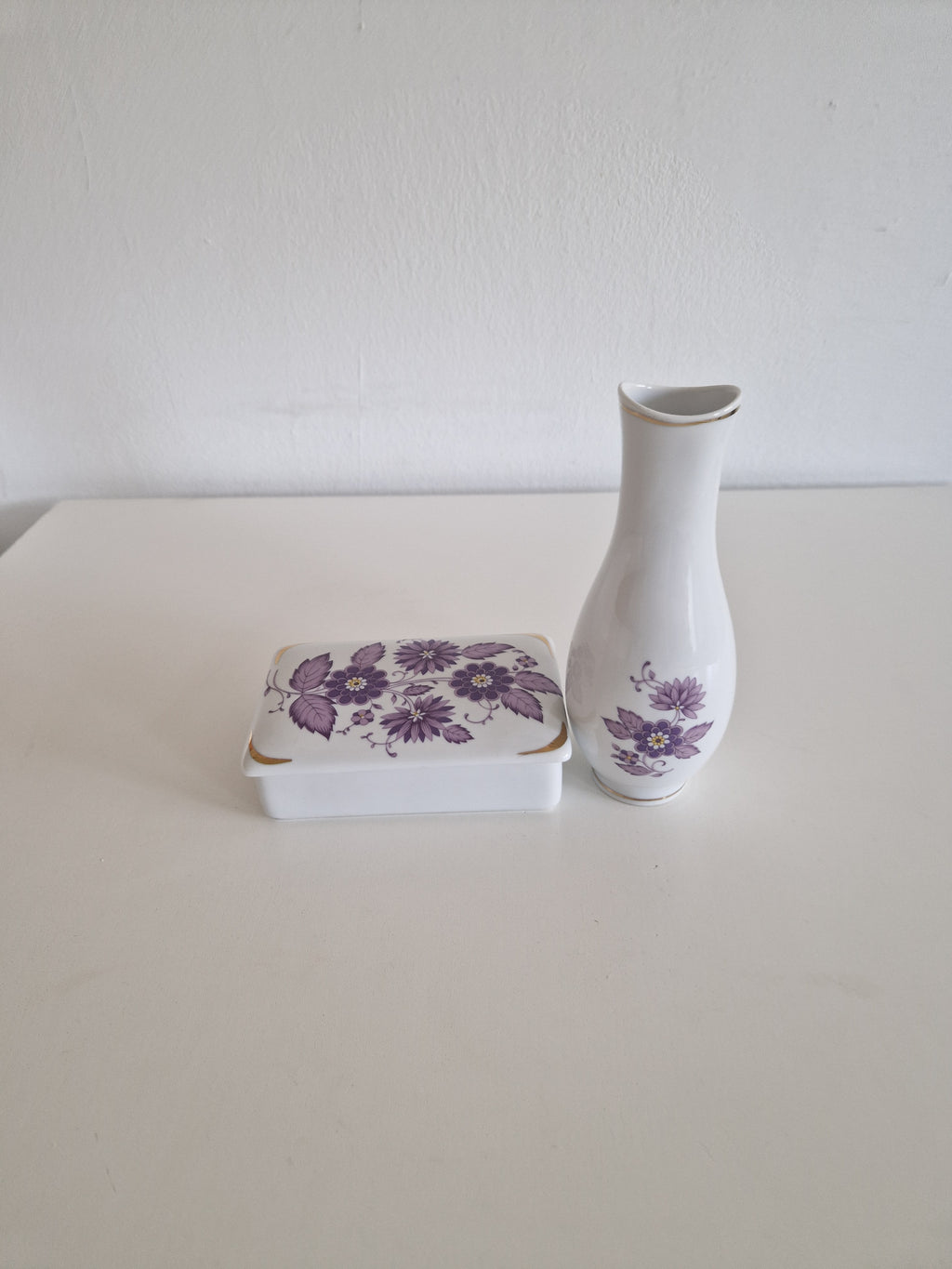 Discover Elegance with the Hollóháza Porcelain Vase Set: A Floral & Gold Masterpiece