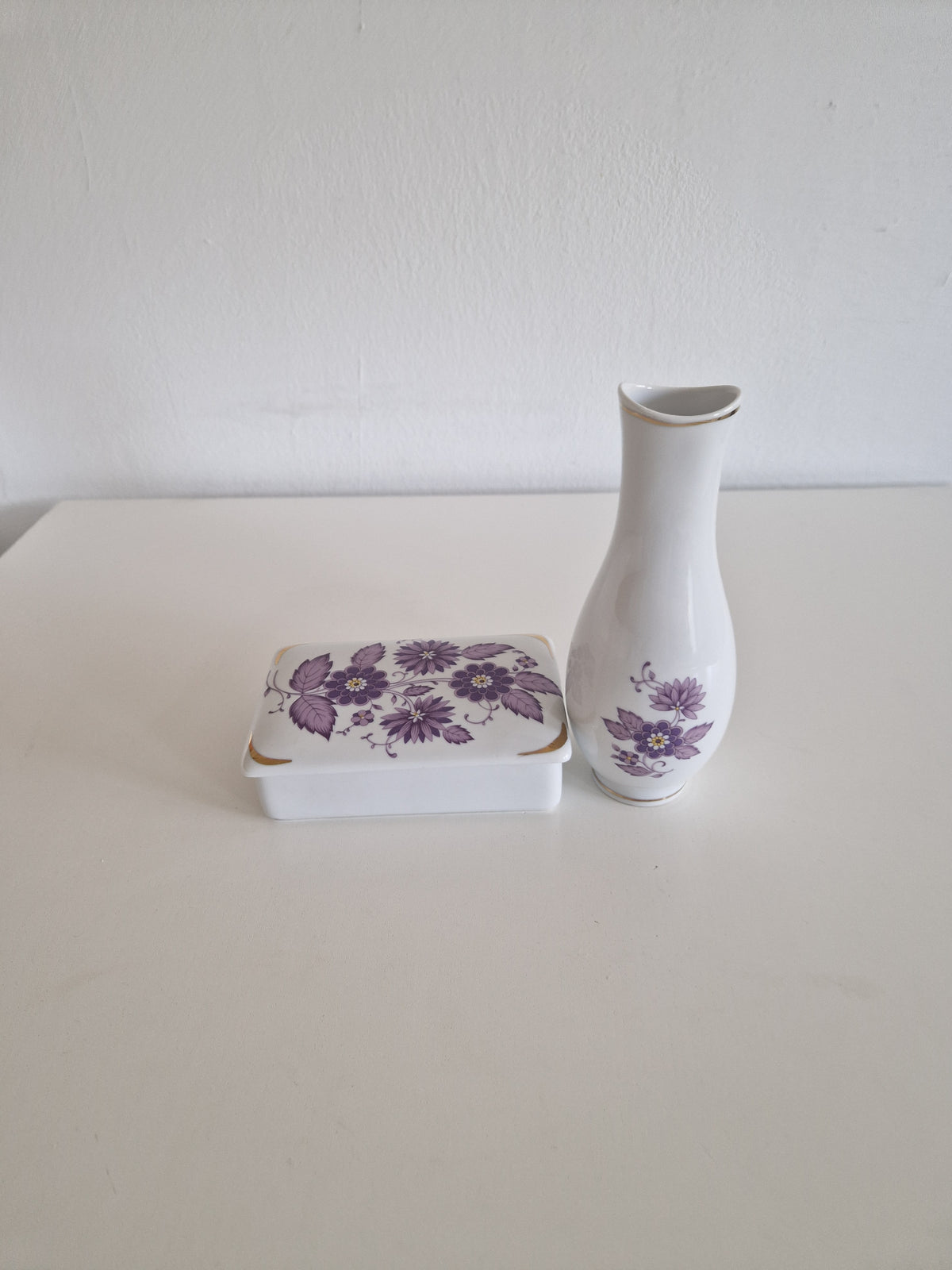 Discover Elegance with the Hollóháza Porcelain Vase Set: A Floral & Gold Masterpiece