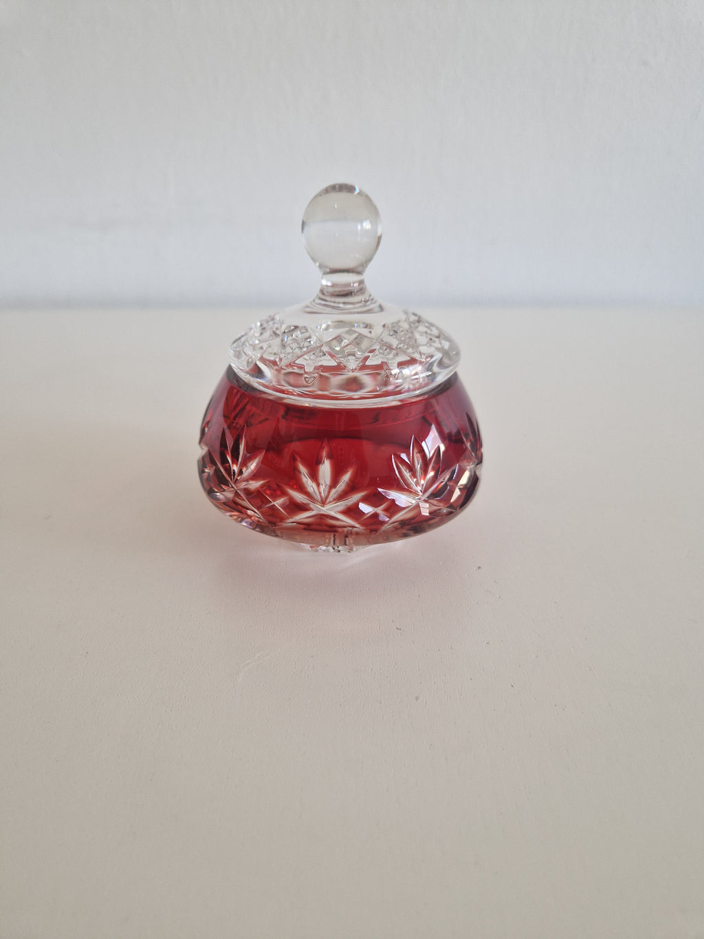 Bonbonnière couverte en cristal taillé superposé rouge rubis vintage – Motif losanges et éventail | Prise boule | env. 10 cm | Cristal de Bohême