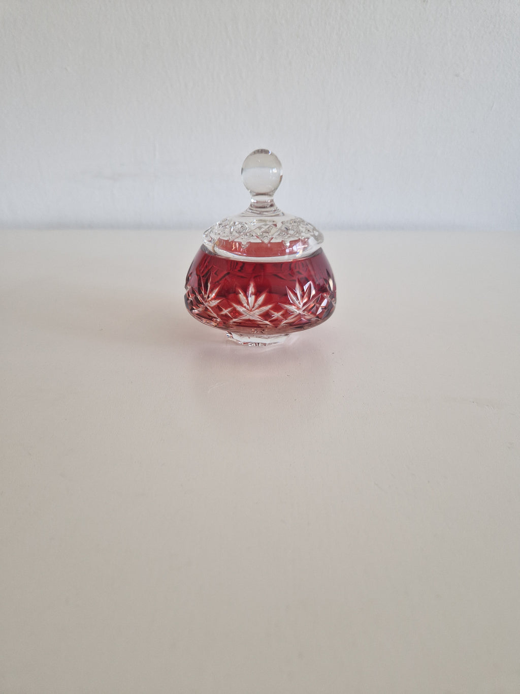 Bonbonnière couverte en cristal taillé superposé rouge rubis vintage – Motif losanges et éventail | Prise boule | env. 10 cm | Cristal de Bohême