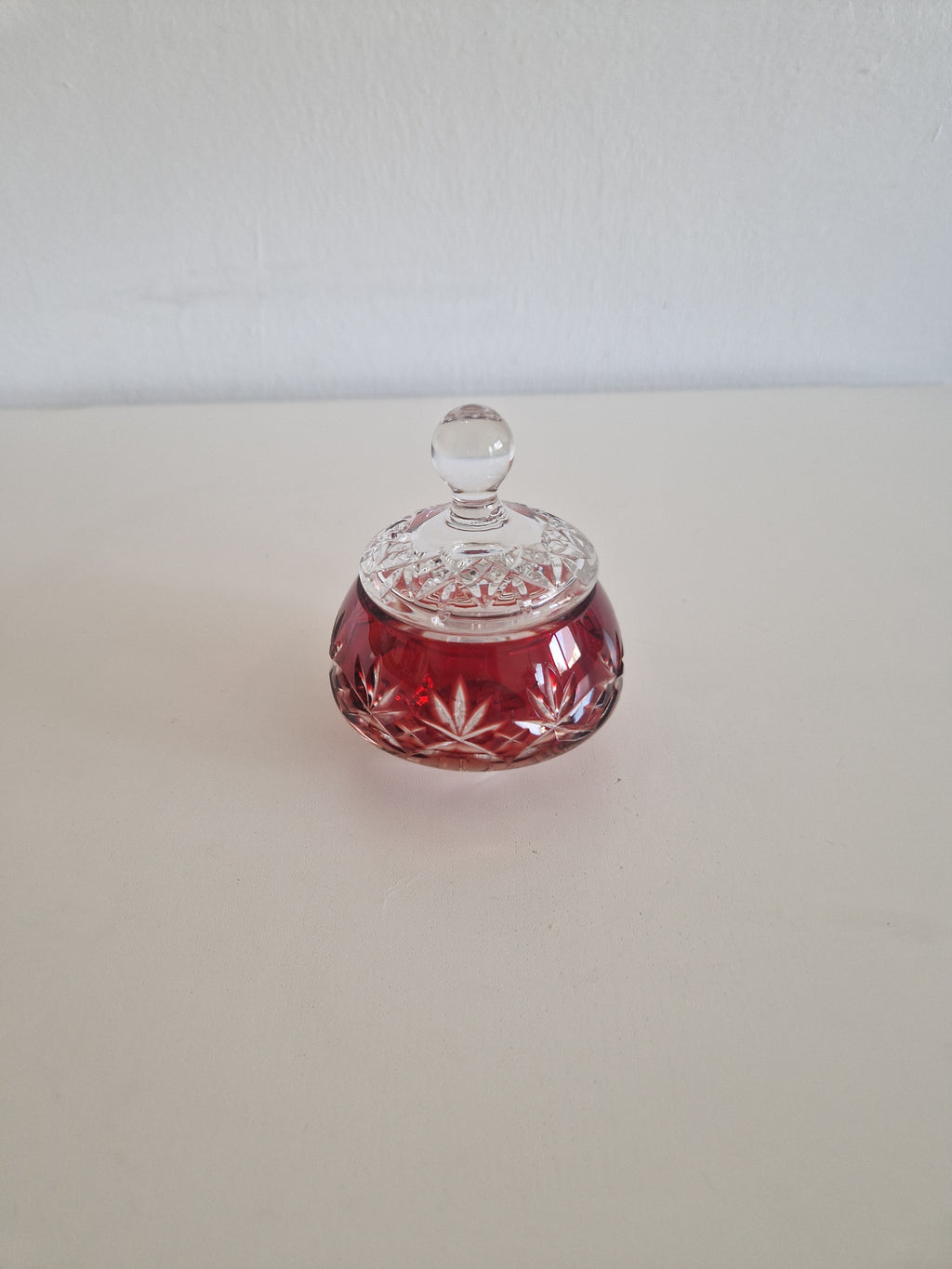 Bonbonnière couverte en cristal taillé superposé rouge rubis vintage – Motif losanges et éventail | Prise boule | env. 10 cm | Cristal de Bohême
