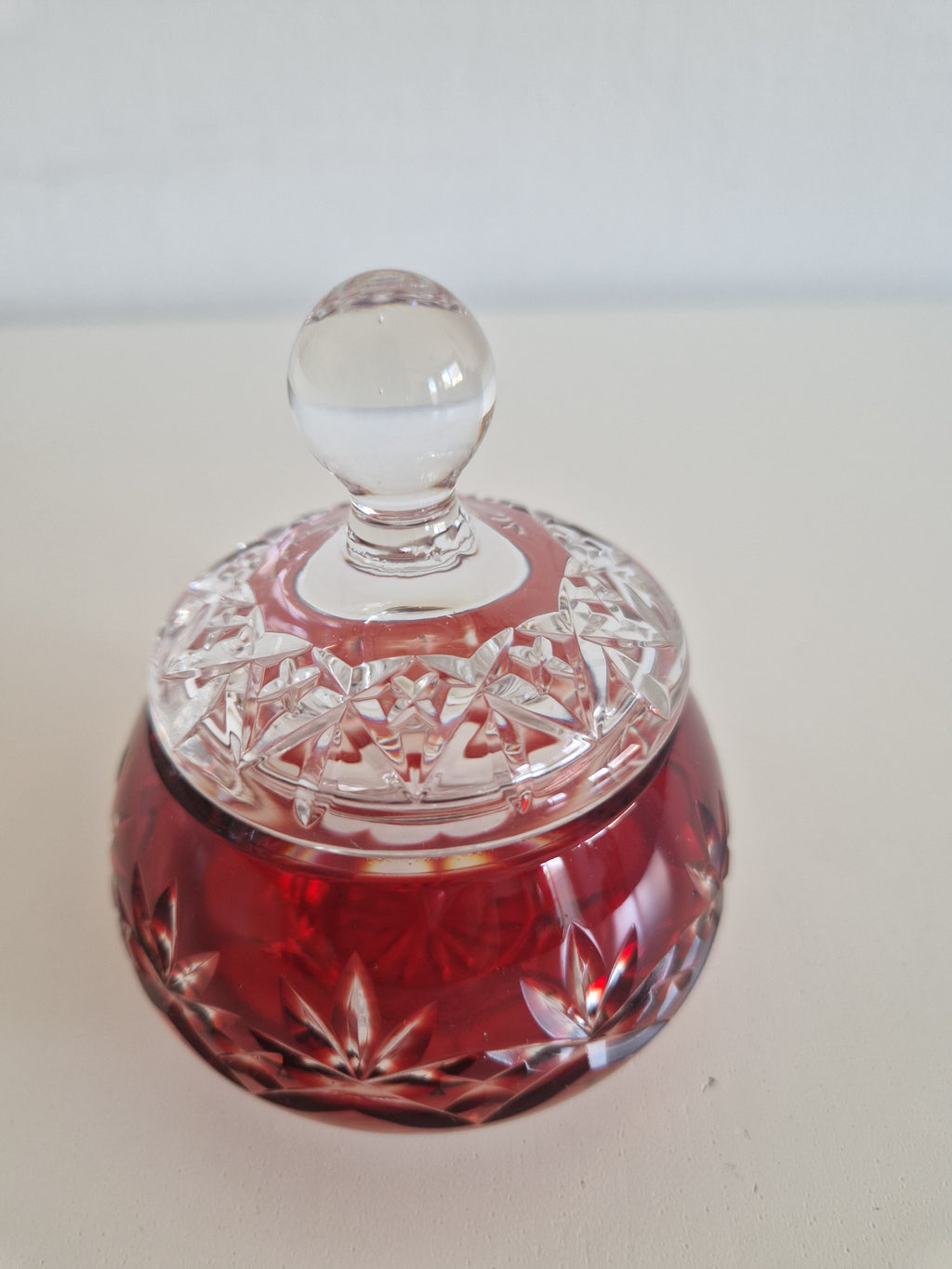 Bonbonnière couverte en cristal taillé superposé rouge rubis vintage – Motif losanges et éventail | Prise boule | env. 10 cm | Cristal de Bohême