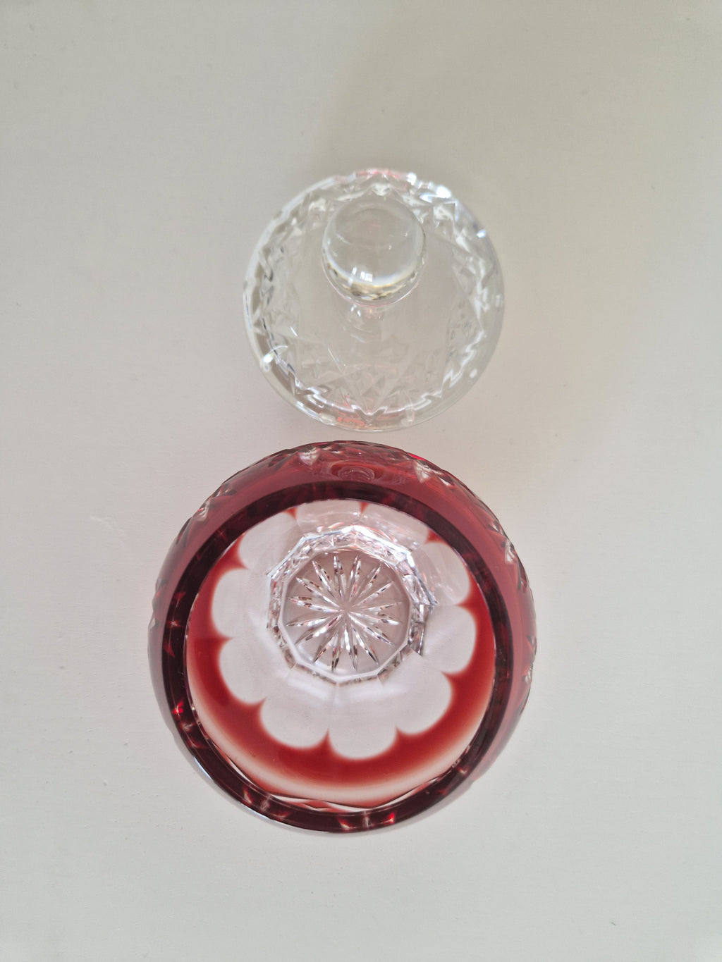 Bonbonnière couverte en cristal taillé superposé rouge rubis vintage – Motif losanges et éventail | Prise boule | env. 10 cm | Cristal de Bohême