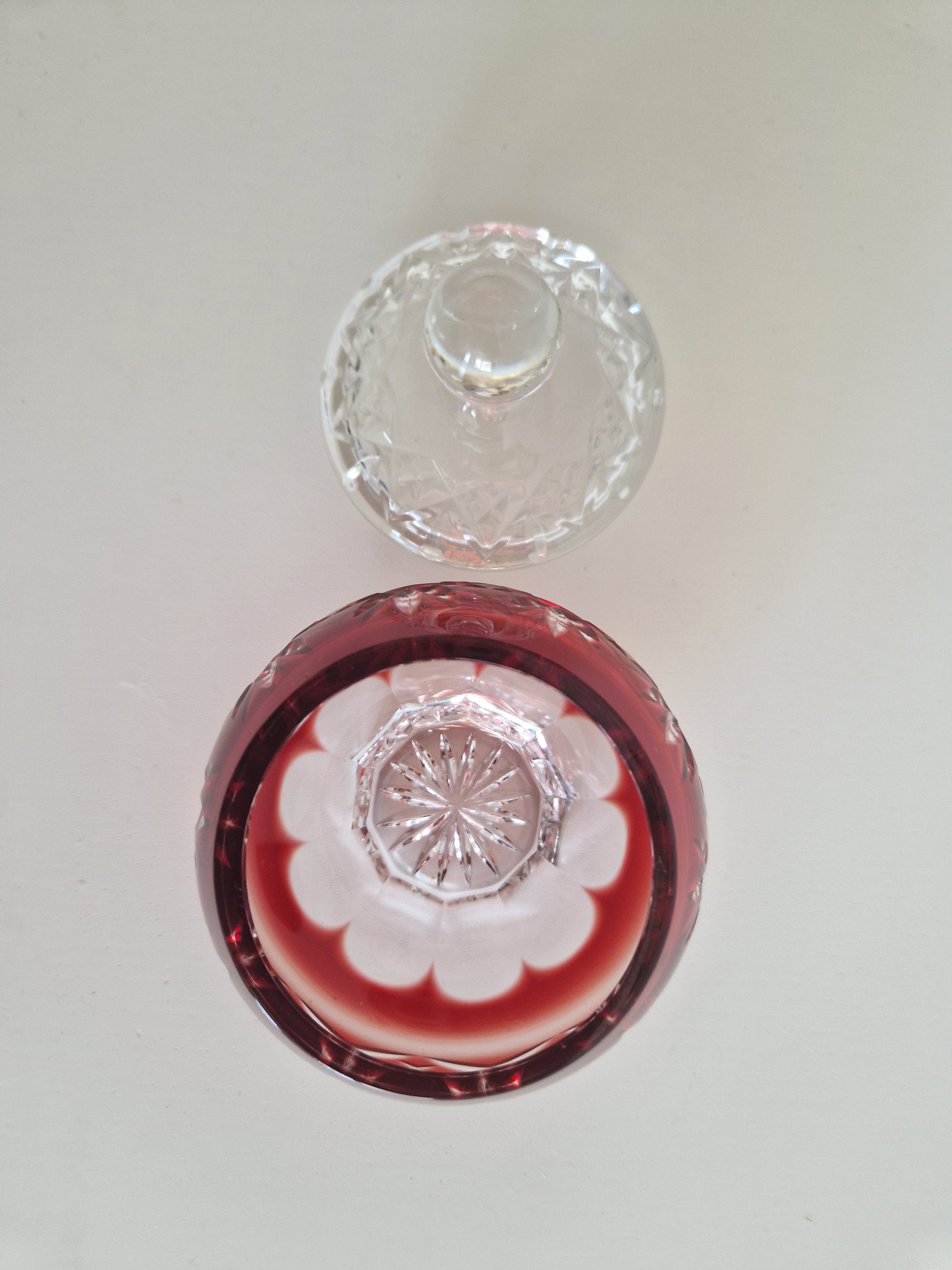 Bonbonnière couverte en cristal taillé superposé rouge rubis vintage – Motif losanges et éventail | Prise boule | env. 10 cm | Cristal de Bohême