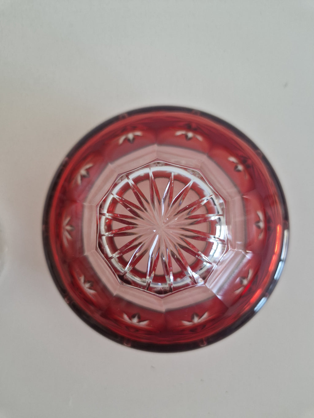 Bonbonnière couverte en cristal taillé superposé rouge rubis vintage – Motif losanges et éventail | Prise boule | env. 10 cm | Cristal de Bohême