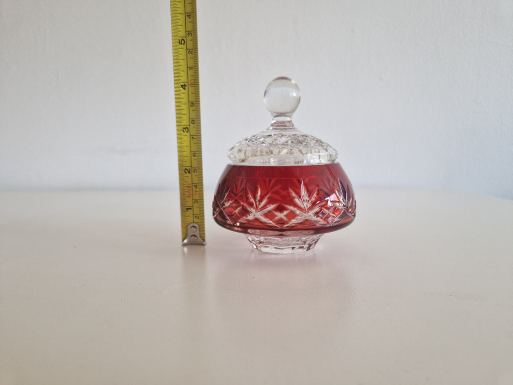 Bonbonnière couverte en cristal taillé superposé rouge rubis vintage – Motif losanges et éventail | Prise boule | env. 10 cm | Cristal de Bohême