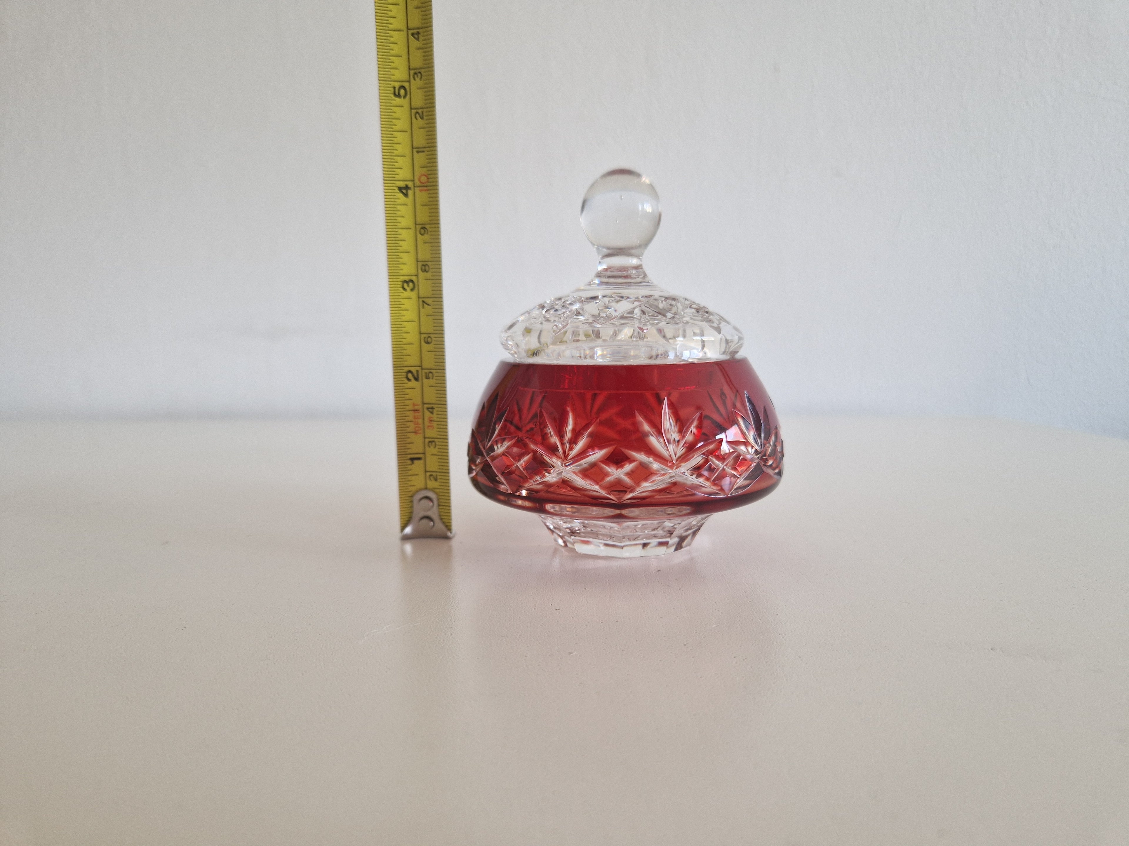 Bonbonnière couverte en cristal taillé superposé rouge rubis vintage – Motif losanges et éventail | Prise boule | env. 10 cm | Cristal de Bohême