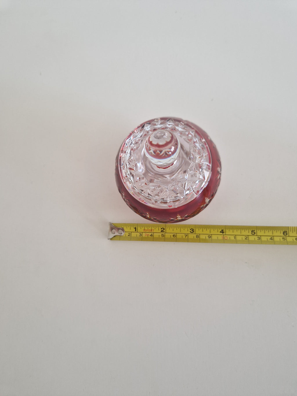 Bonbonnière couverte en cristal taillé superposé rouge rubis vintage – Motif losanges et éventail | Prise boule | env. 10 cm | Cristal de Bohême