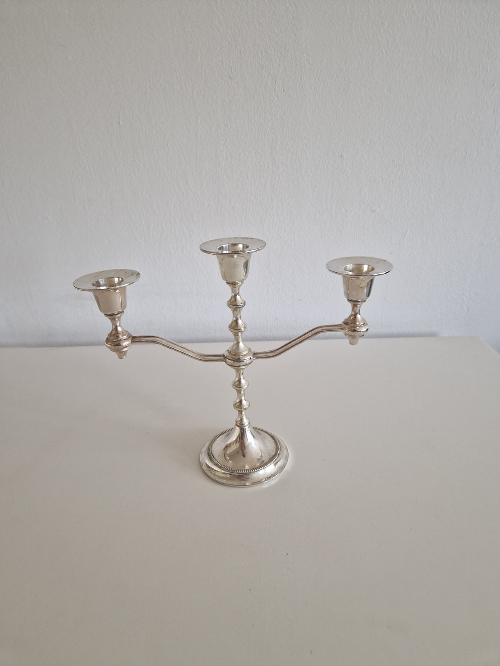 Bougeoir Vintage en Argent Plaqué à 3 Bras – Tige en Balustre, Base Perlé, 21 cm