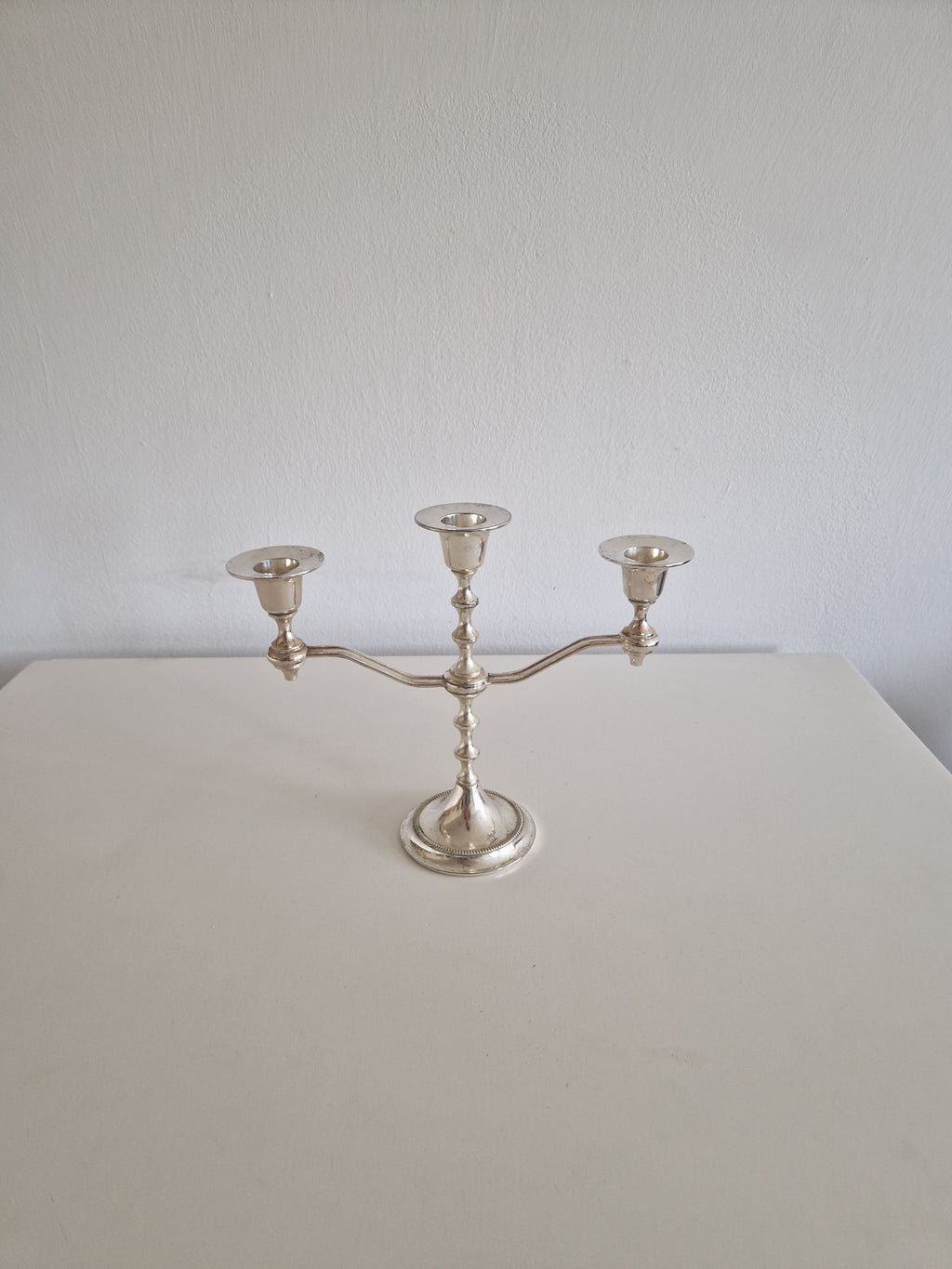 Bougeoir Vintage en Argent Plaqué à 3 Bras – Tige en Balustre, Base Perlé, 21 cm