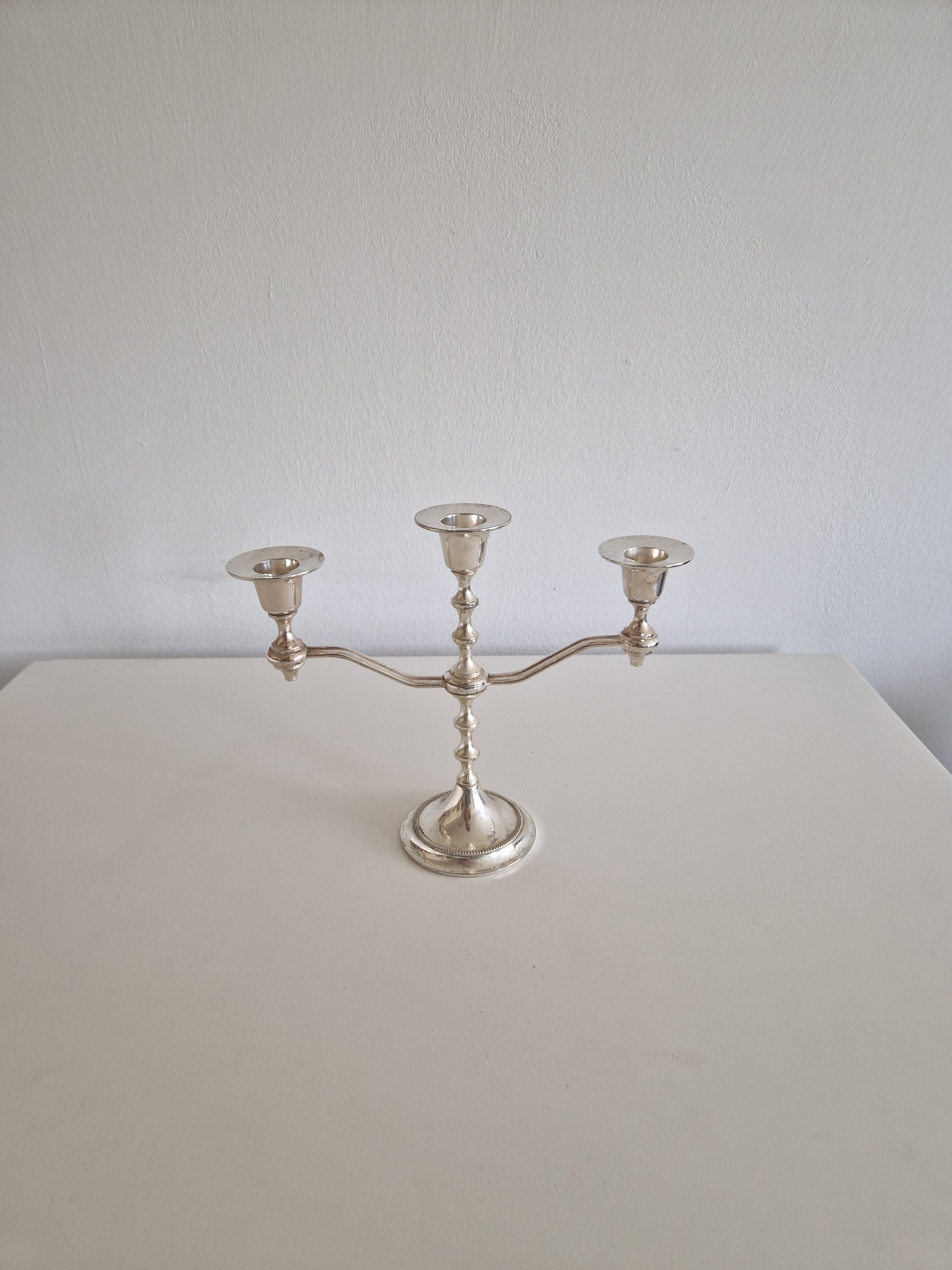 Bougeoir Vintage en Argent Plaqué à 3 Bras – Tige en Balustre, Base Perlé, 21 cm