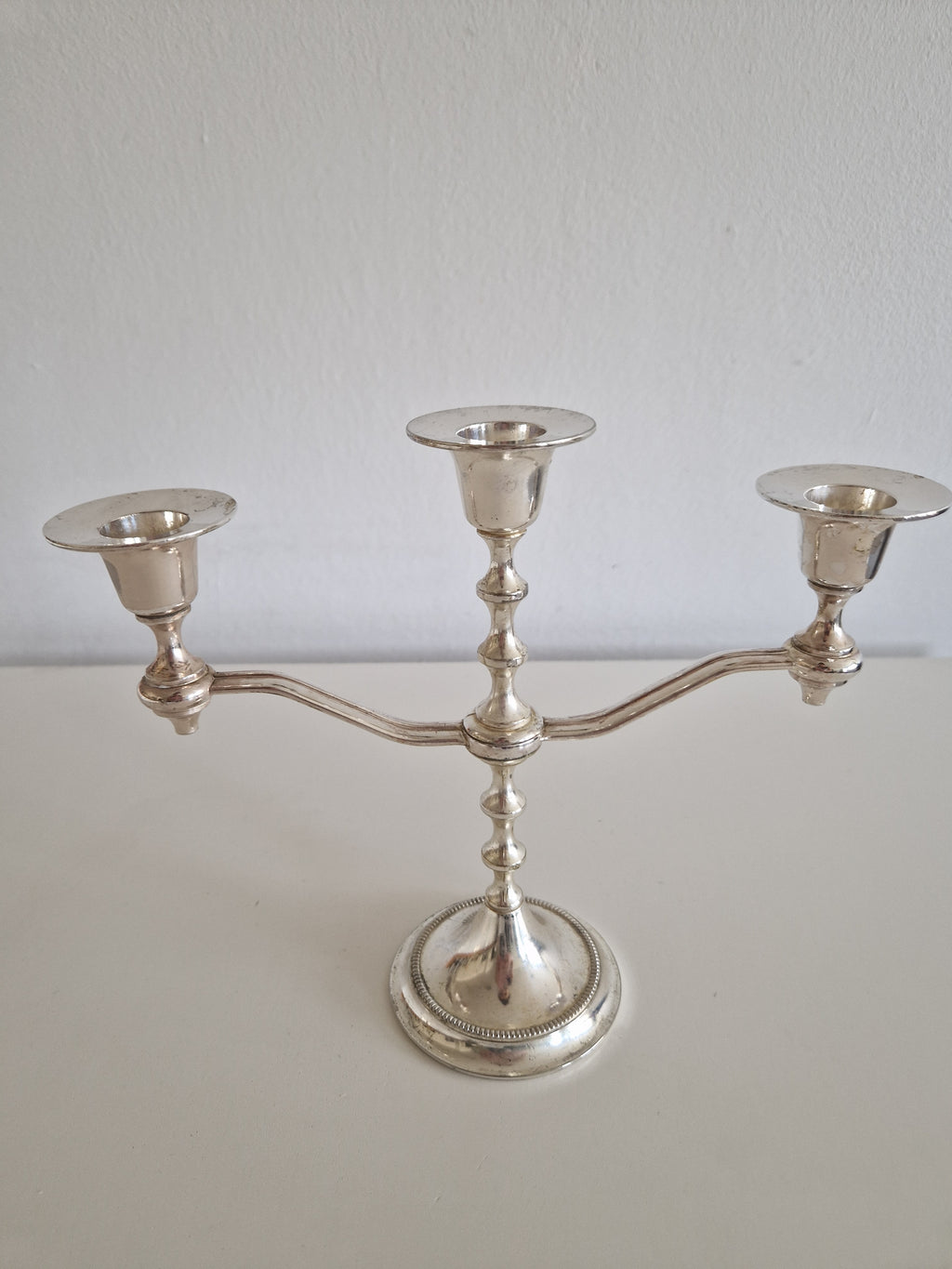 Bougeoir Vintage en Argent Plaqué à 3 Bras – Tige en Balustre, Base Perlé, 21 cm