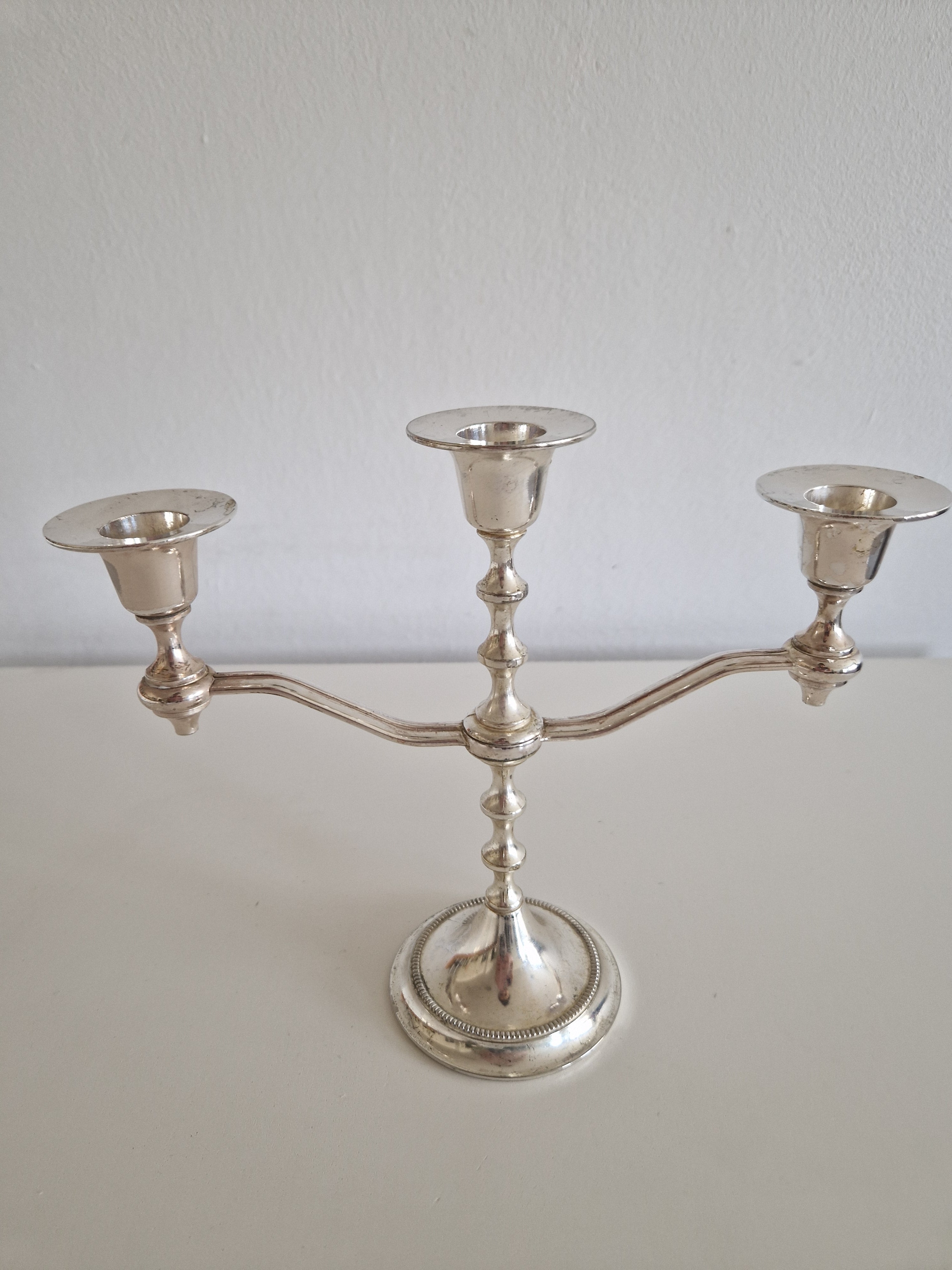 Bougeoir Vintage en Argent Plaqué à 3 Bras – Tige en Balustre, Base Perlé, 21 cm