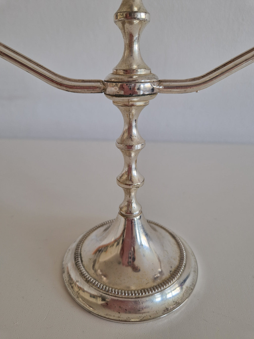 Bougeoir Vintage en Argent Plaqué à 3 Bras – Tige en Balustre, Base Perlé, 21 cm