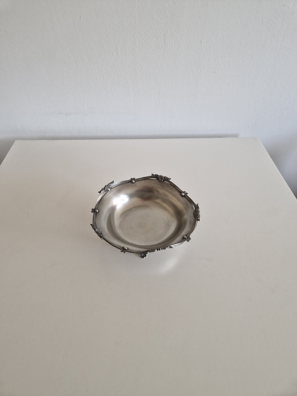 Vintage Art Nouveau Revival Pewter Footed Bowl – 95% Feinzinn, Dragonfly & Shell Rim, Mid-20th Century