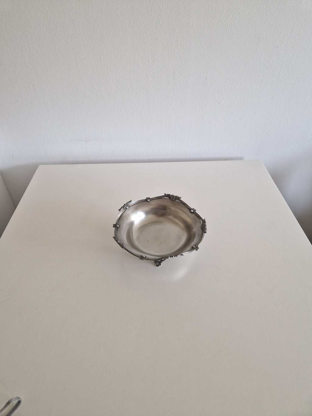 Vintage Art Nouveau Revival Pewter Footed Bowl – 95% Feinzinn, Dragonfly & Shell Rim, Mid-20th Century