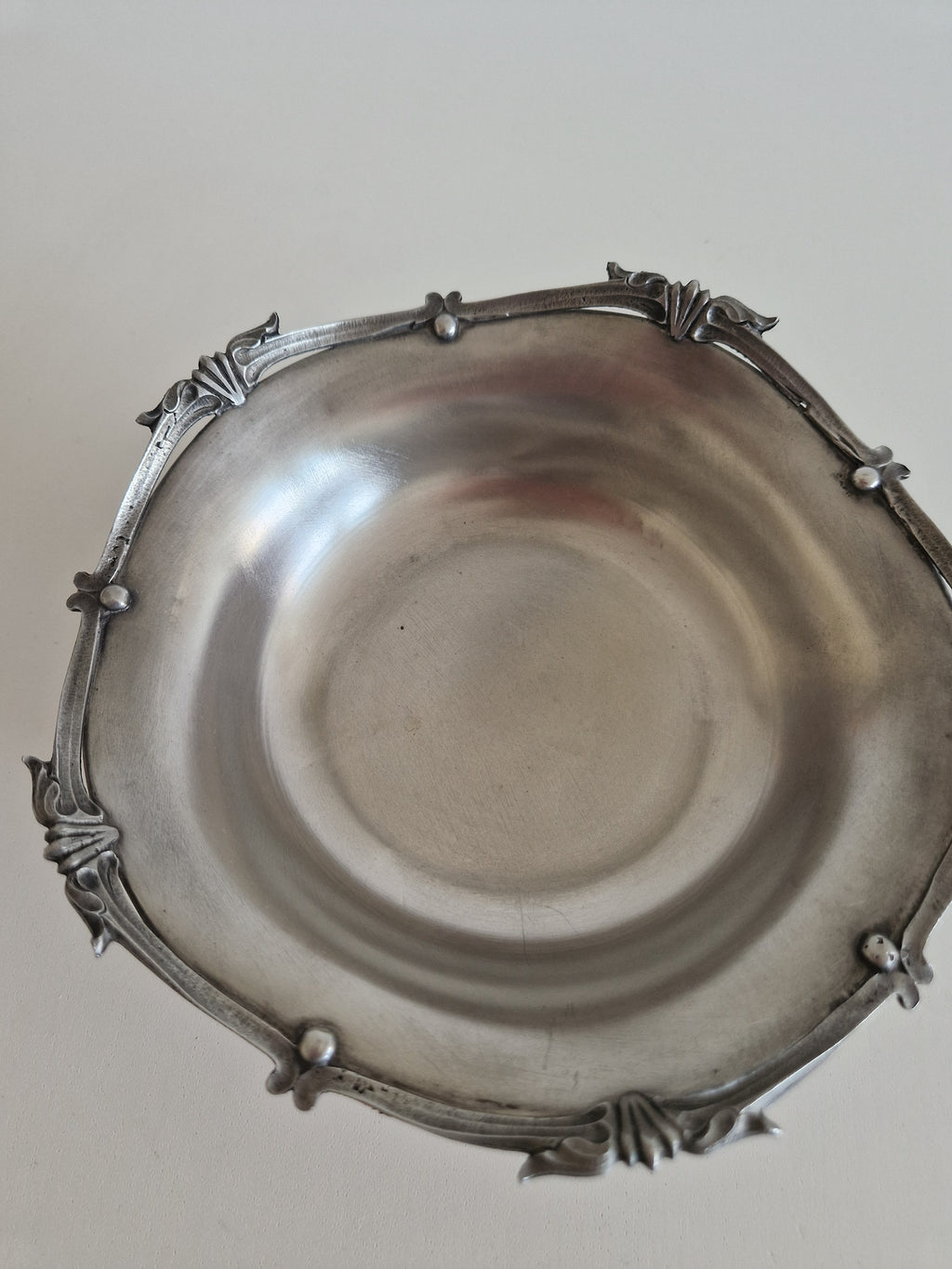 Vintage Art Nouveau Revival Pewter Footed Bowl – 95% Feinzinn, Dragonfly & Shell Rim, Mid-20th Century