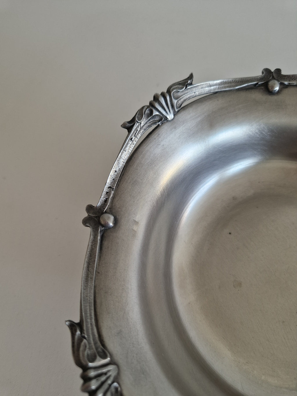 Vintage Art Nouveau Revival Pewter Footed Bowl – 95% Feinzinn, Dragonfly & Shell Rim, Mid-20th Century