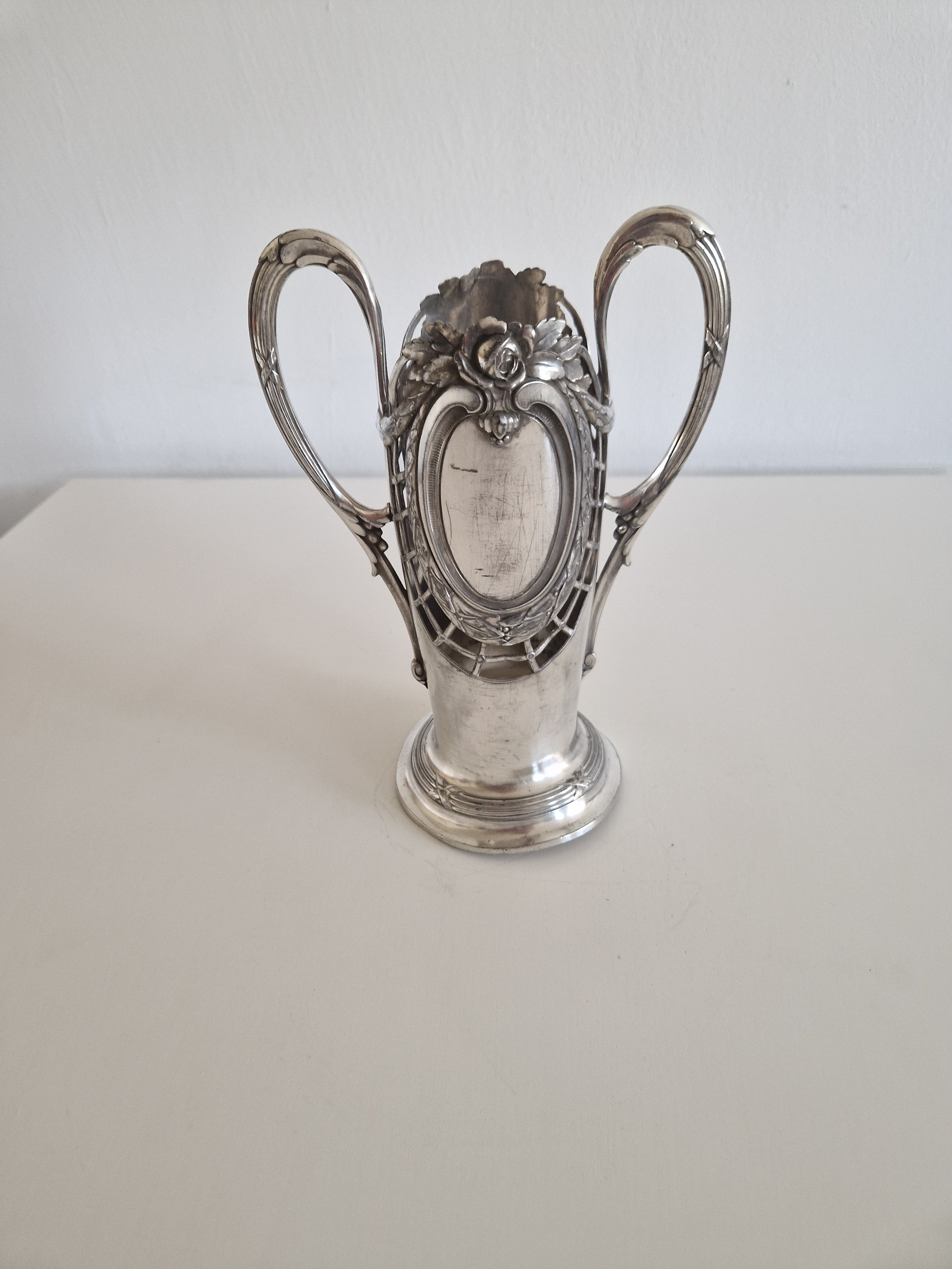 Antiker Jugendstil-Glashalter, versilbert – Rosenmotiv, gemarkt 720 AK, um 1900
