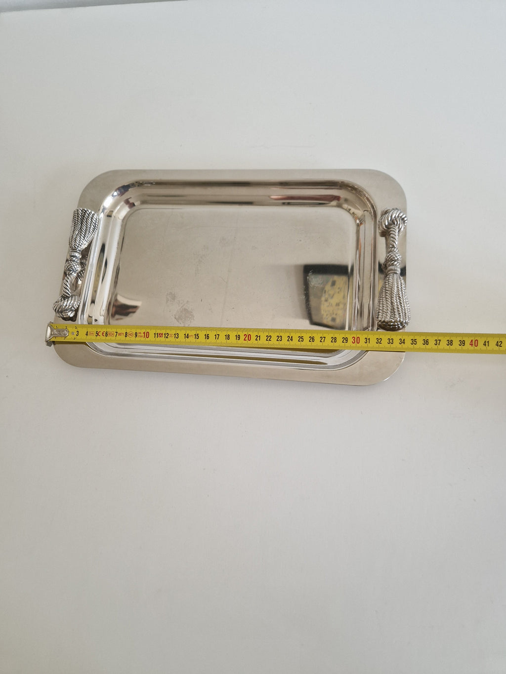 Top view with tape measure showing approx. 40 cm width handle to handle