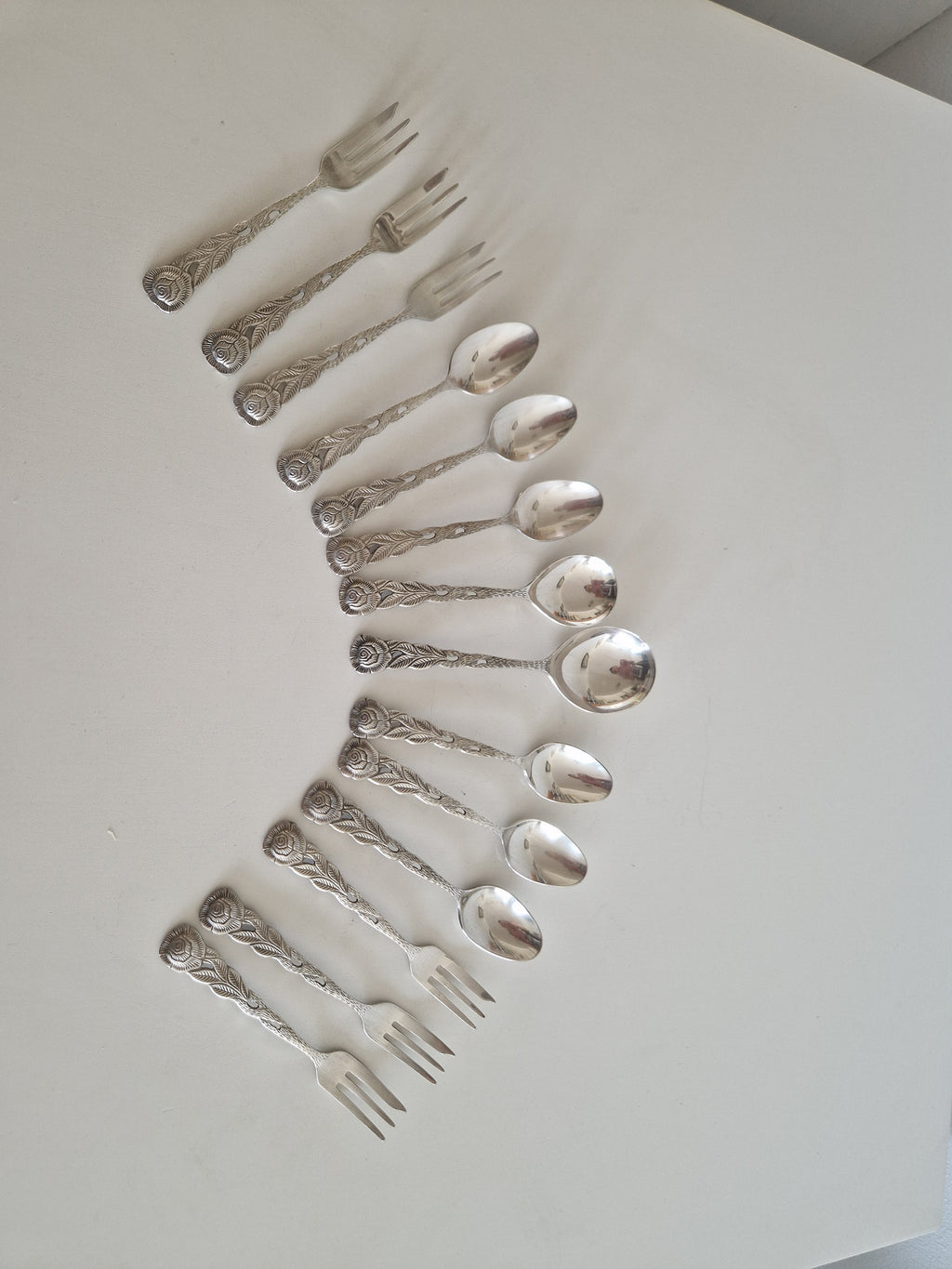 Close-up of cake forks and tea spoons with ruler showing approx. 13 cm length