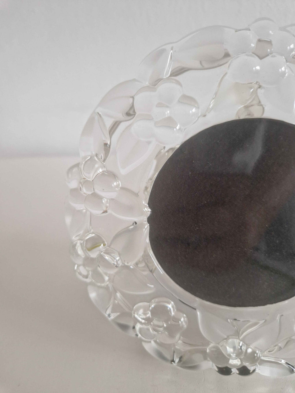 Vintage Glass Photo Frame - Enchanting Floral Decorative Frame for Your Cherished Memories