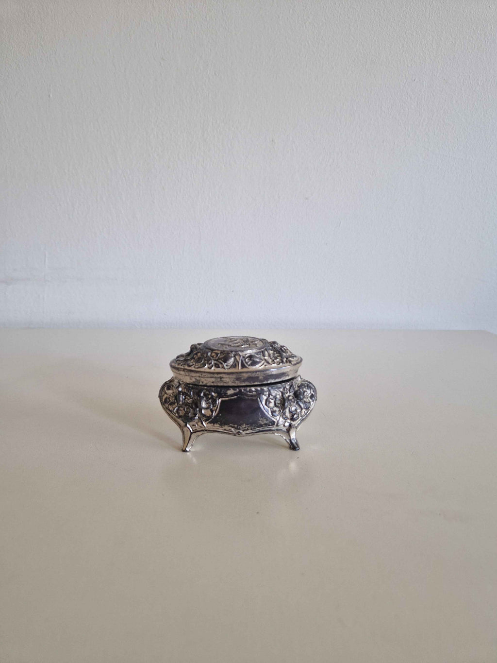 Antique Victorian Trinket Box: A Timeless Floral Treasure for Your Home