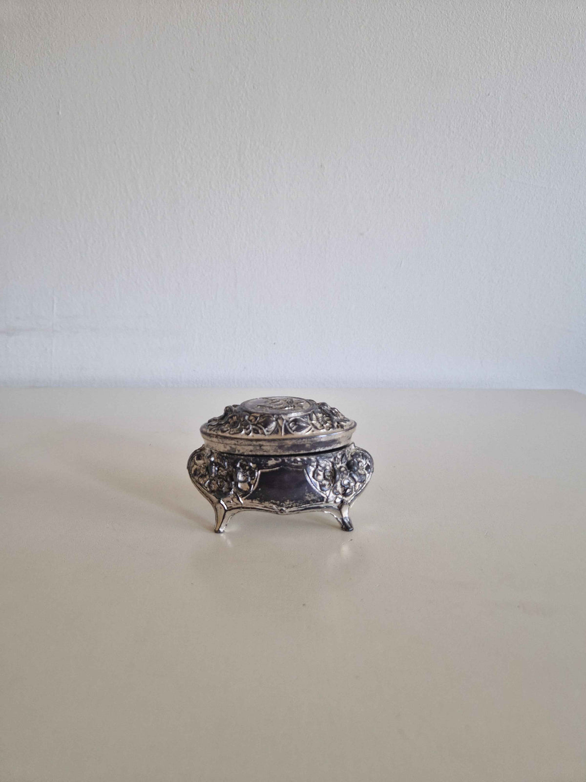 Antique Victorian Trinket Box: A Timeless Floral Treasure for Your Home