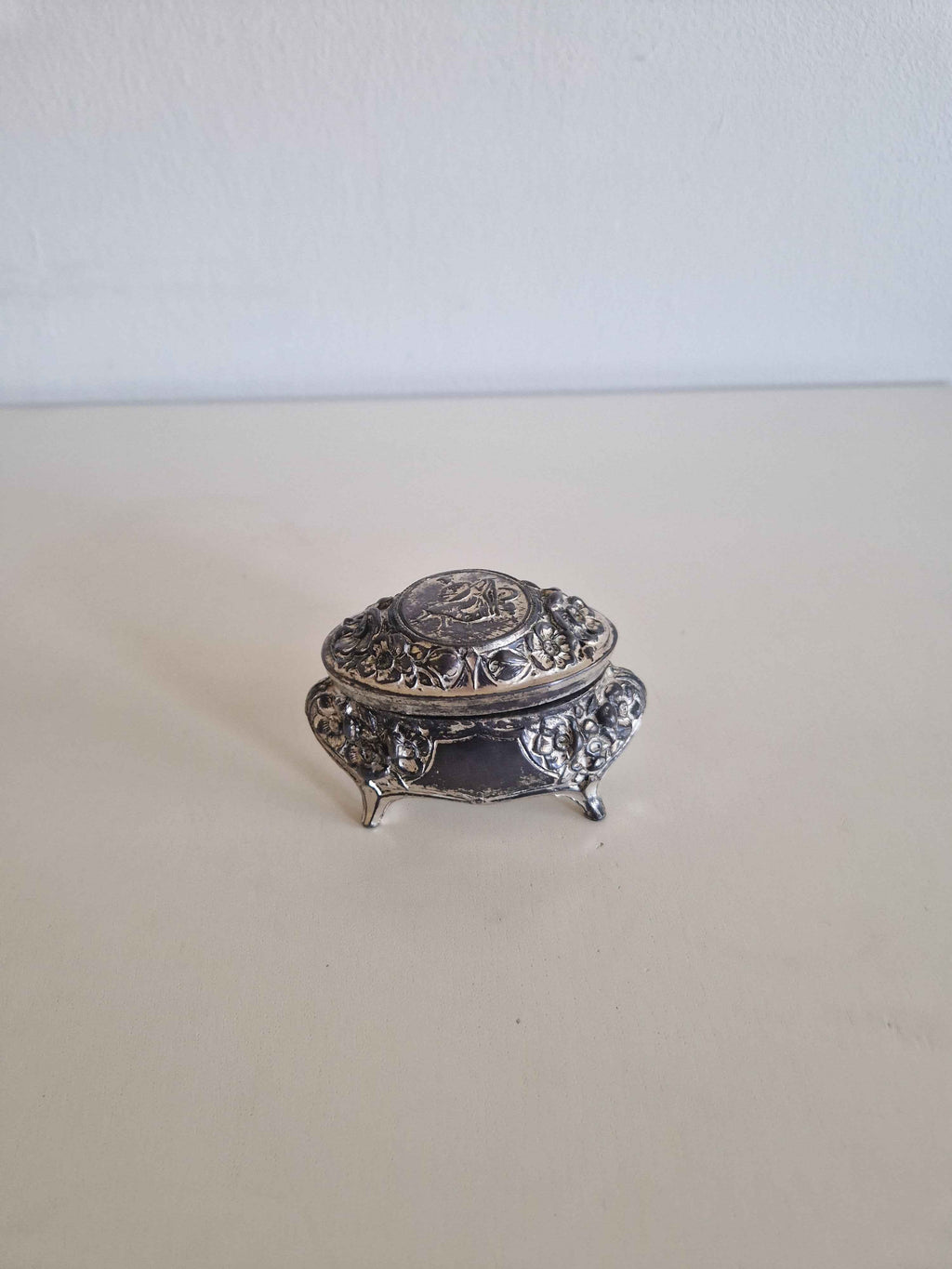 Antique Victorian Trinket Box: A Timeless Floral Treasure for Your Home