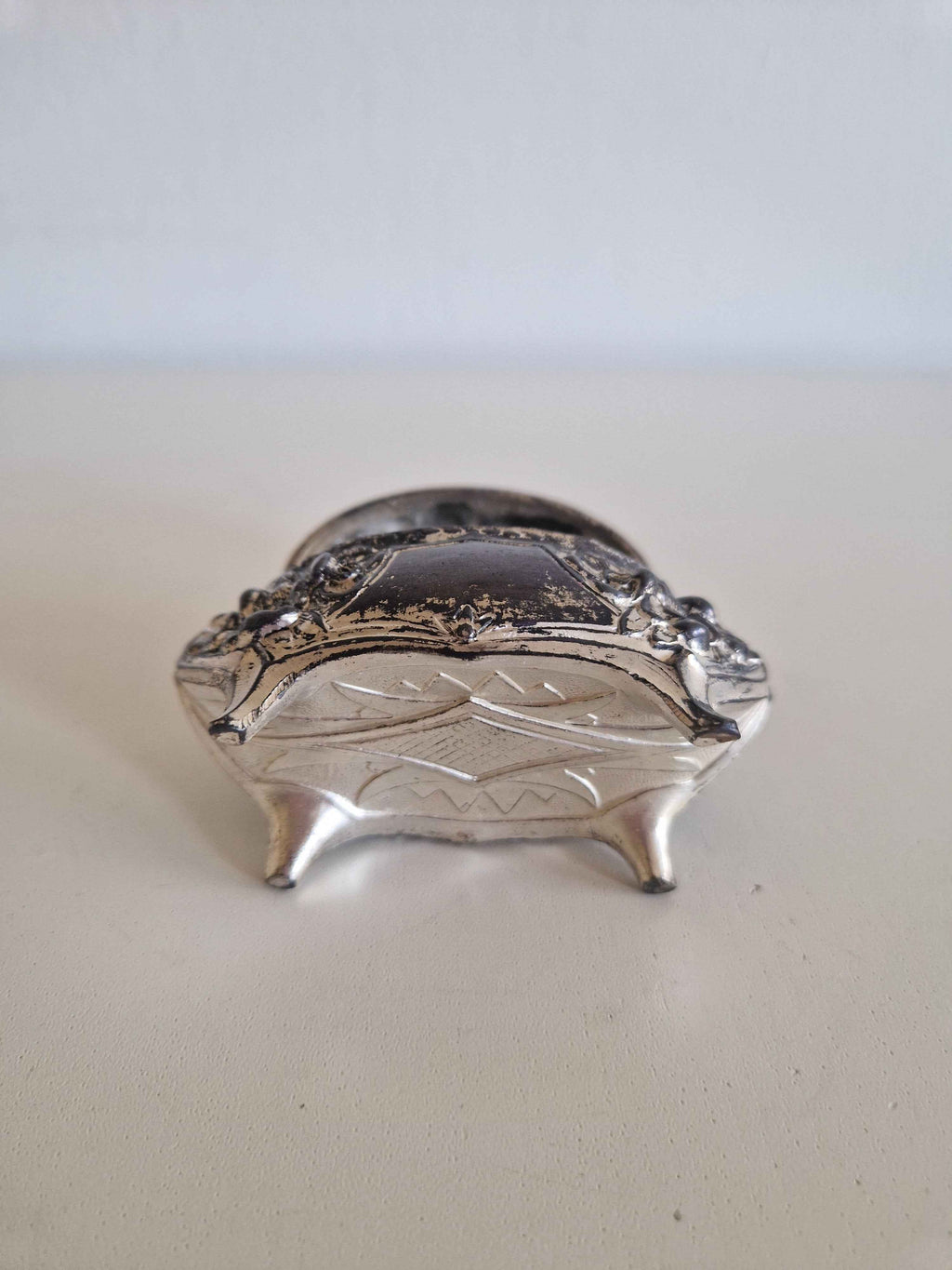 Antique Victorian Trinket Box: A Timeless Floral Treasure for Your Home