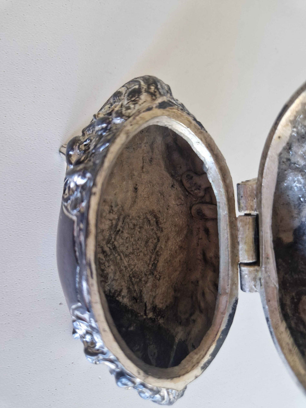 Antique Victorian Trinket Box: A Timeless Floral Treasure for Your Home