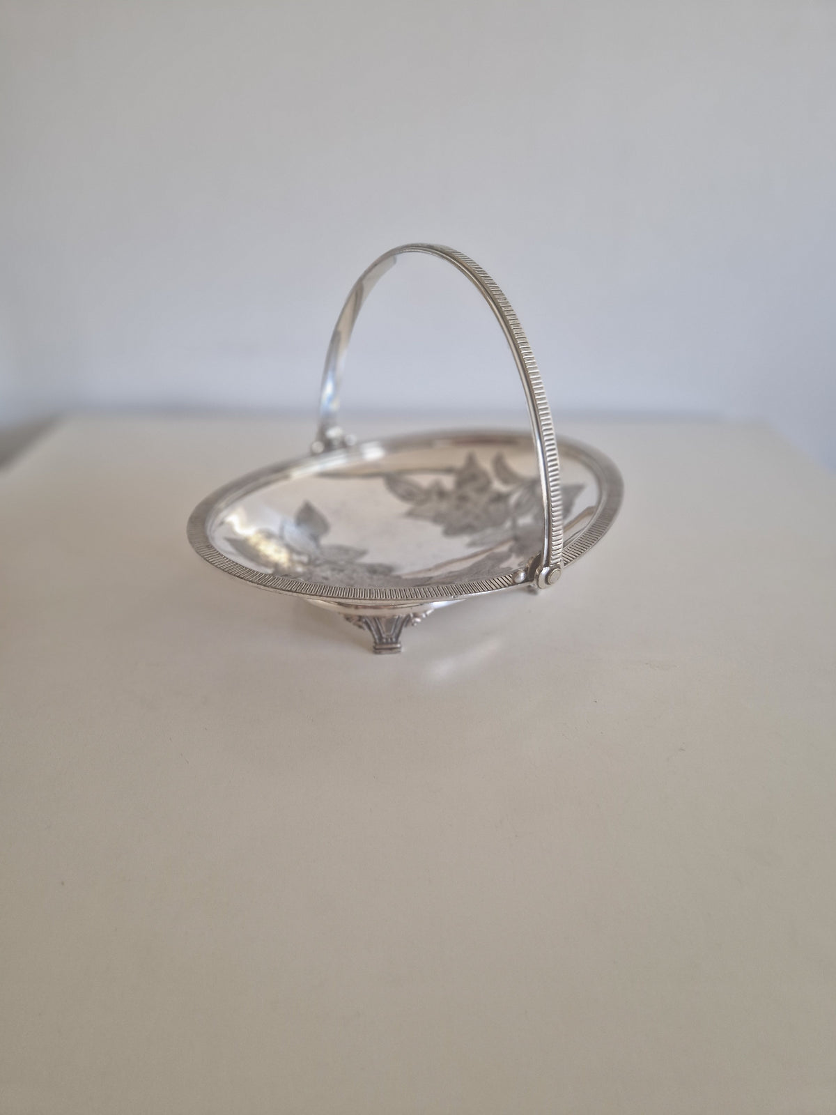Antique Silver-Plated Fruit Basket – Meriden Company 1890, Engraved Floral Victorian, 27 cm - WhisperTreasuresCo
