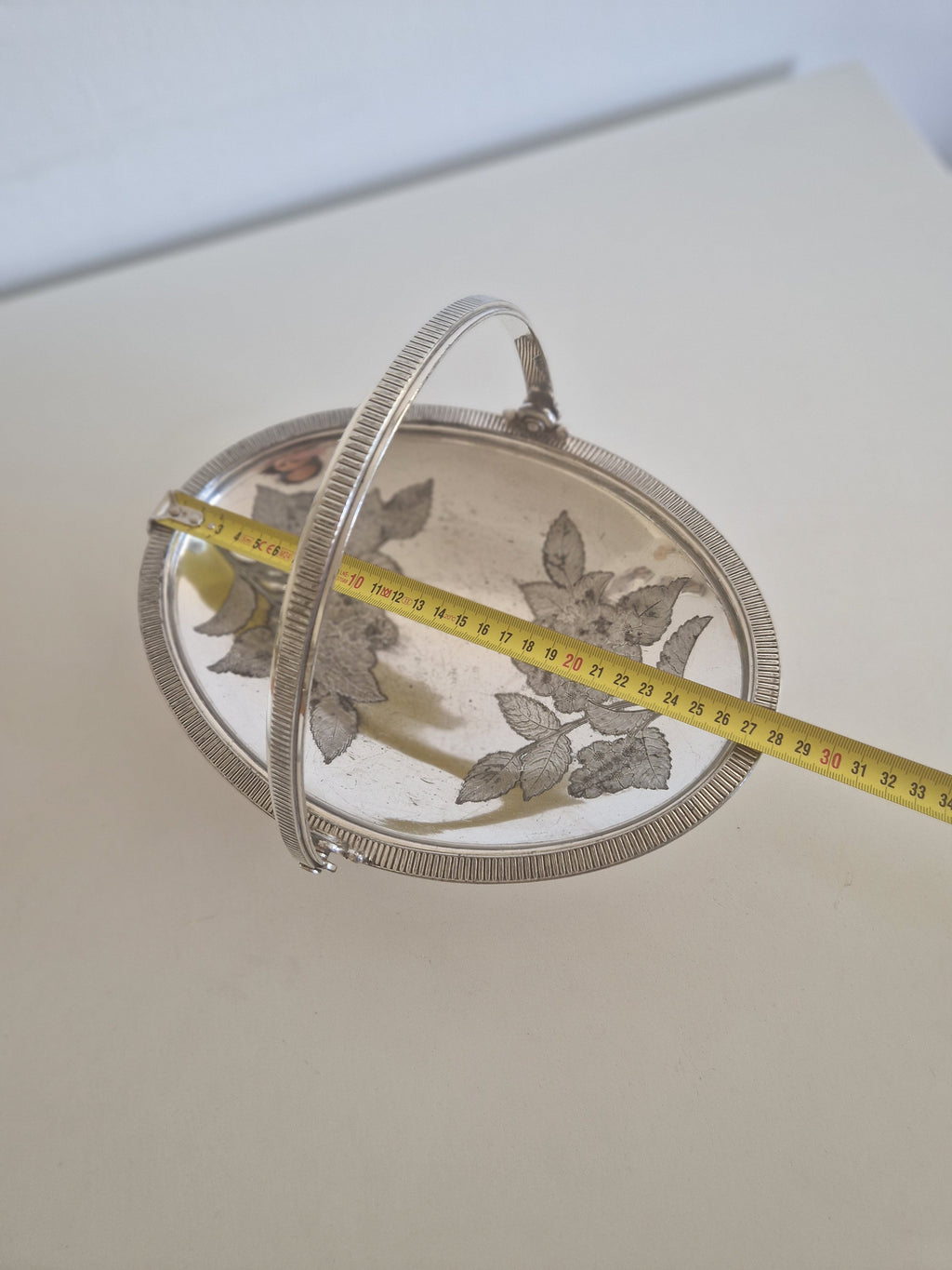 Meriden 1890 basket with tape measure showing approx. 21 cm total height