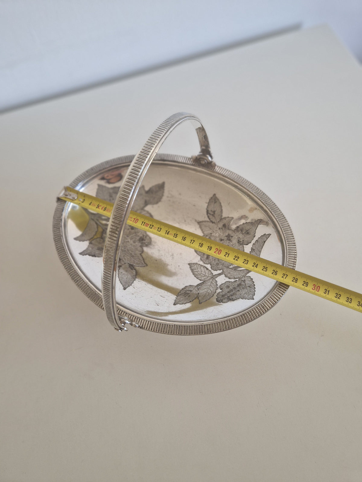 Meriden 1890 basket with tape measure showing approx. 21 cm total height