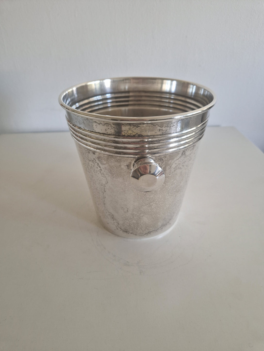 Vintage silver champagne ice bucket with ribbed detailing and side handle.