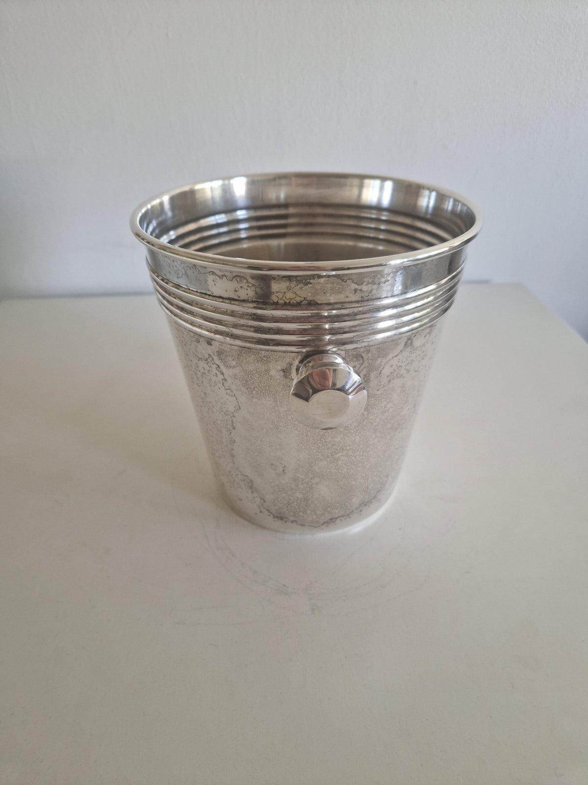 Vintage silver champagne ice bucket with ribbed detailing and side handle.