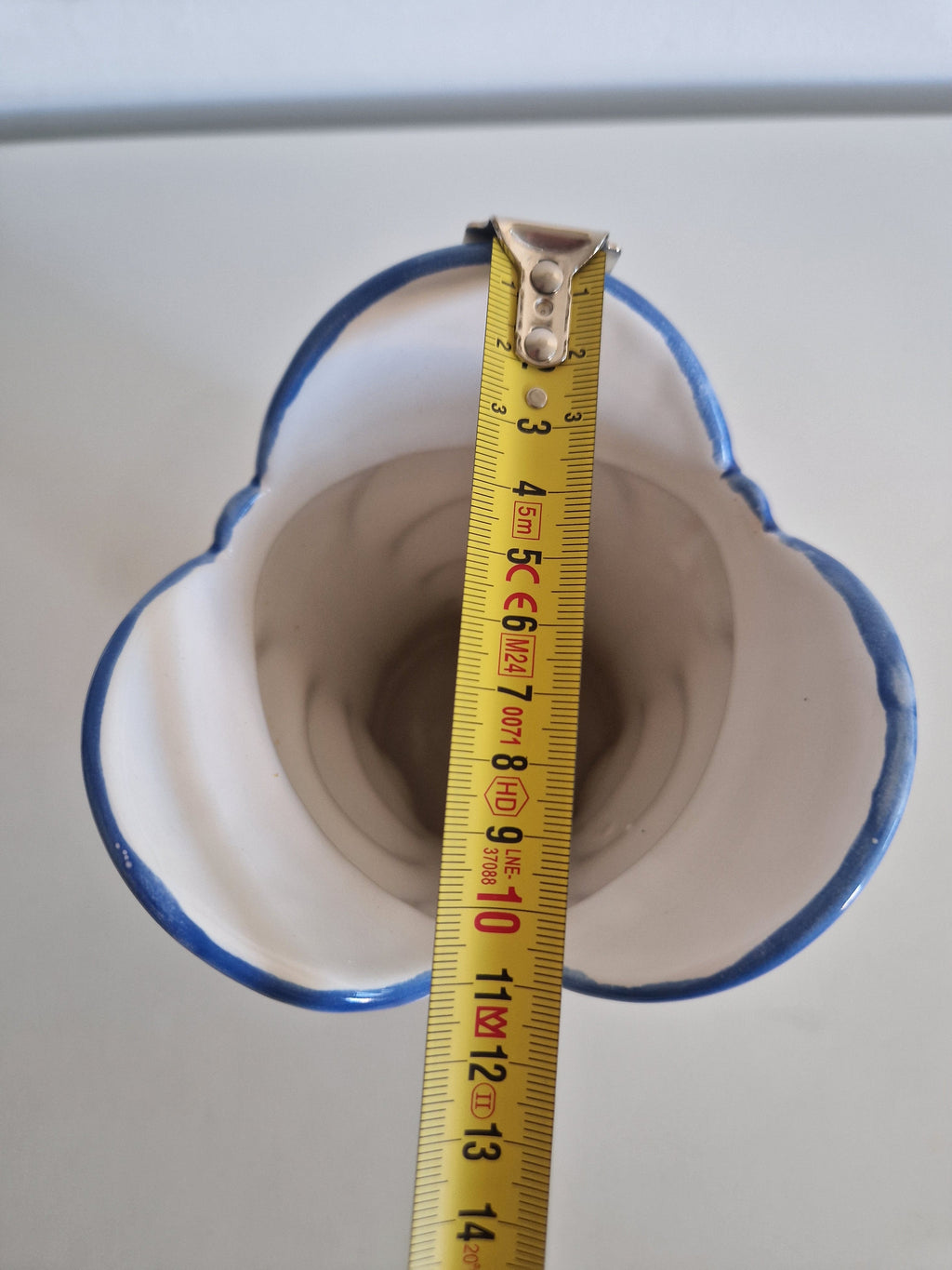 Gmunden Keramik vase – top view showing scalloped three-petal rim, diameter approx. 12 cm
