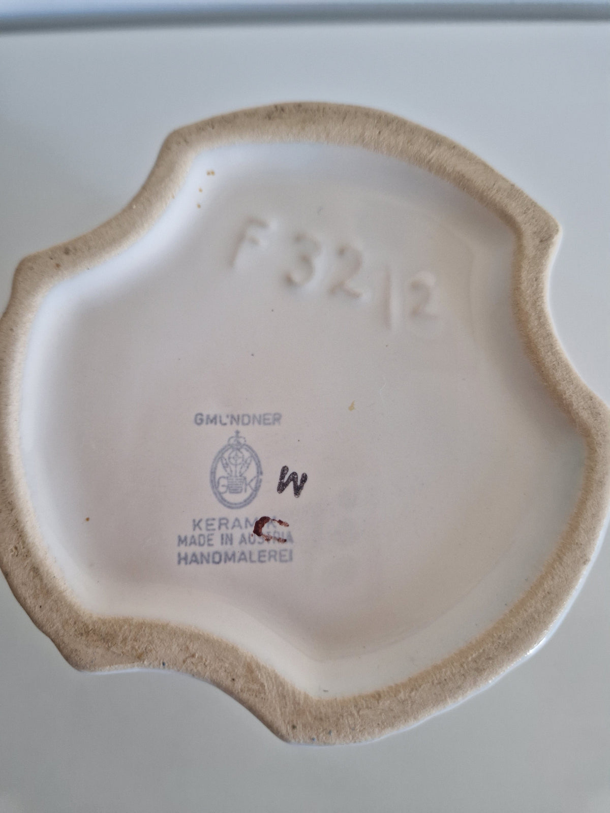 Gmunden Keramik base stamp: Gmundner Keramik, Made in Austria, Handmalerei, model F32/b