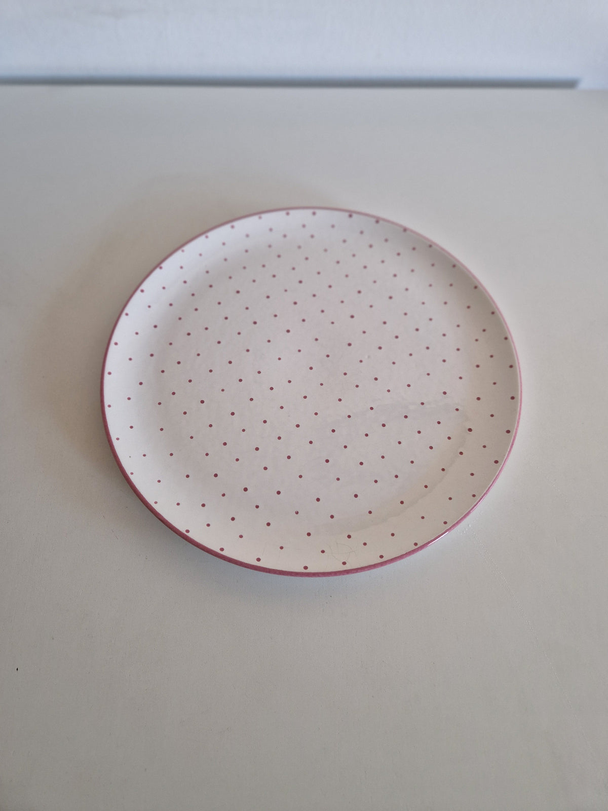 Vintage Gmunden Keramik burgundy Tupfen large plate – front view showing full diameter approx. 32 cm