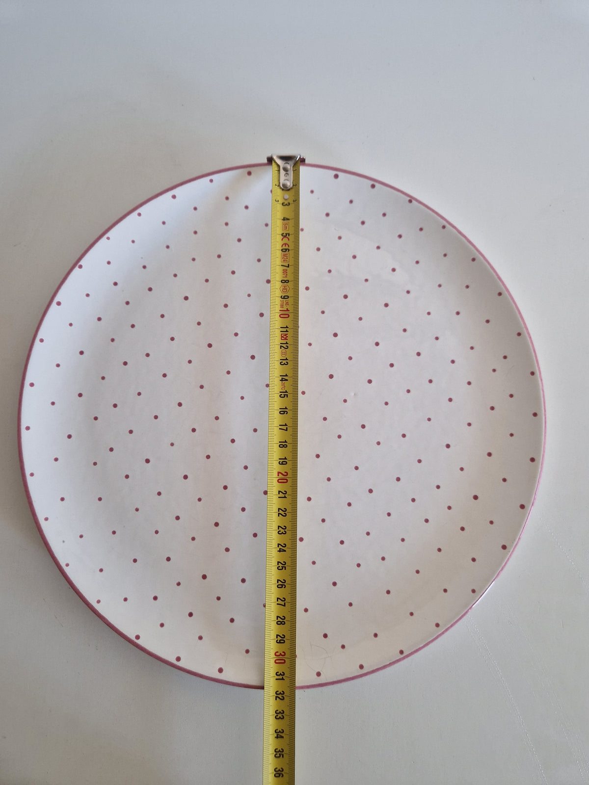 Gmunden Keramik burgundy Tupfen plate – close-up of dot pattern and burgundy rim