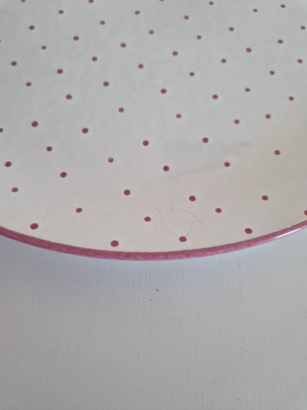 Gmunden Keramik plate – close-up showing visible surface scratches and crazing in glaze