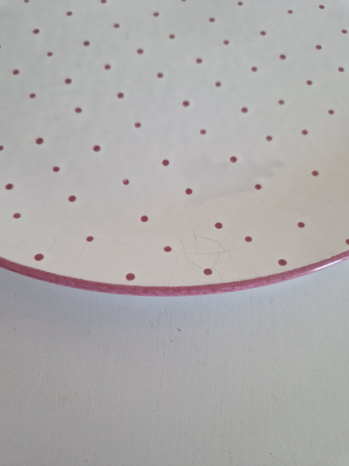Gmunden Keramik plate – close-up showing visible surface scratches and crazing in glaze
