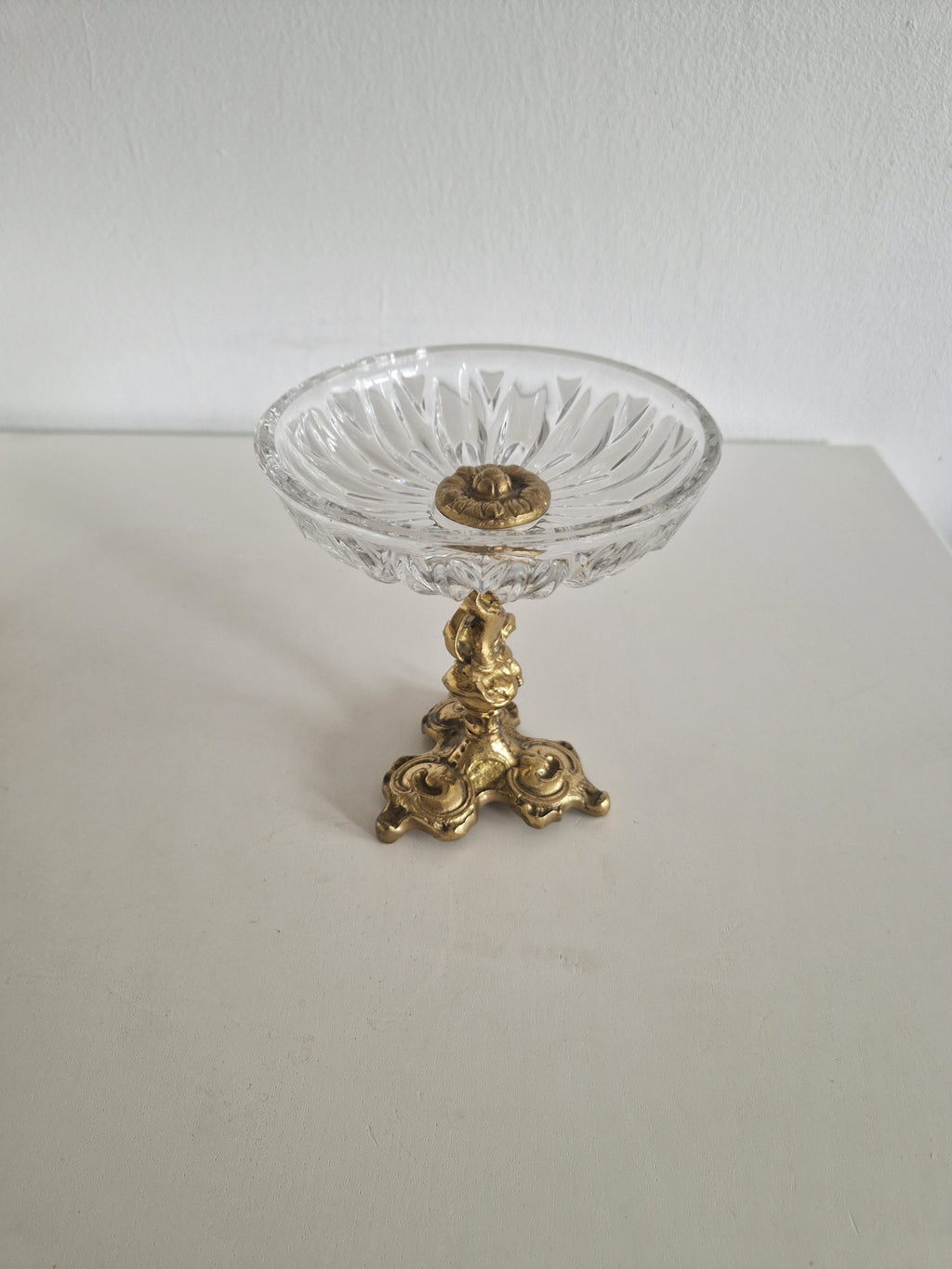 Vintage Kompottschale aus geschliffenem Glas auf verziertem Messingständer mit Figurenornamenten