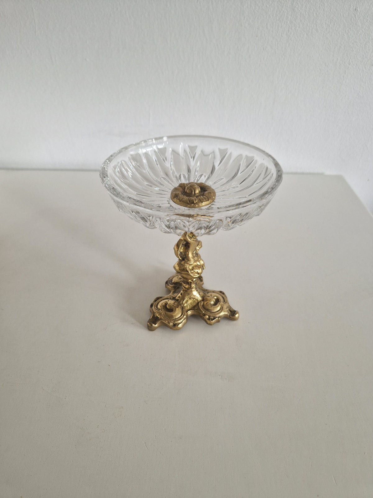 Vintage Kompottschale aus geschliffenem Glas auf verziertem Messingständer mit Figurenornamenten