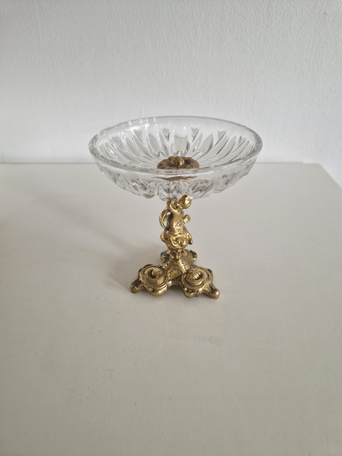 Vintage Kompottschale aus geschliffenem Glas auf verziertem Messingständer mit Figurenornamenten