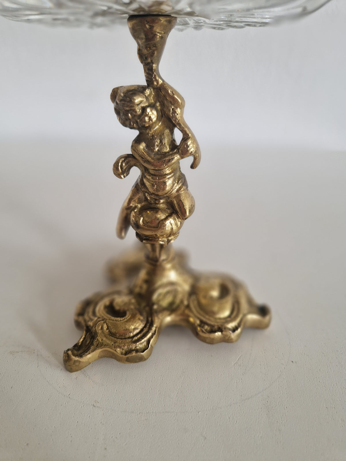 Vintage Kompottschale aus geschliffenem Glas auf verziertem Messingständer mit Figurenornamenten