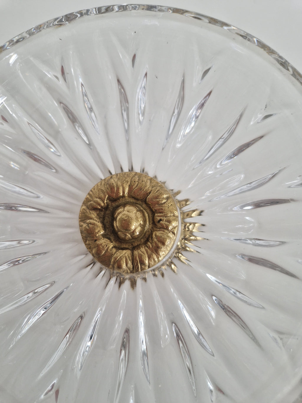 Vintage Kompottschale aus geschliffenem Glas auf verziertem Messingständer mit Figurenornamenten